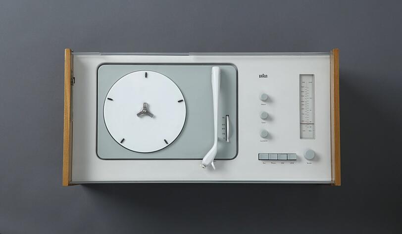 Ein Designklassiker, vor dem man schnell mal die Luft anhält: Dieter Rams und Hans Gugelot haben 1956 für die Firma Braun den legendären „Schneewittchensarg“ entworfen. Eigentlich lautet die Bezeichnung der Radio-Plattenspielerkombination „Phono-Super SK4“.