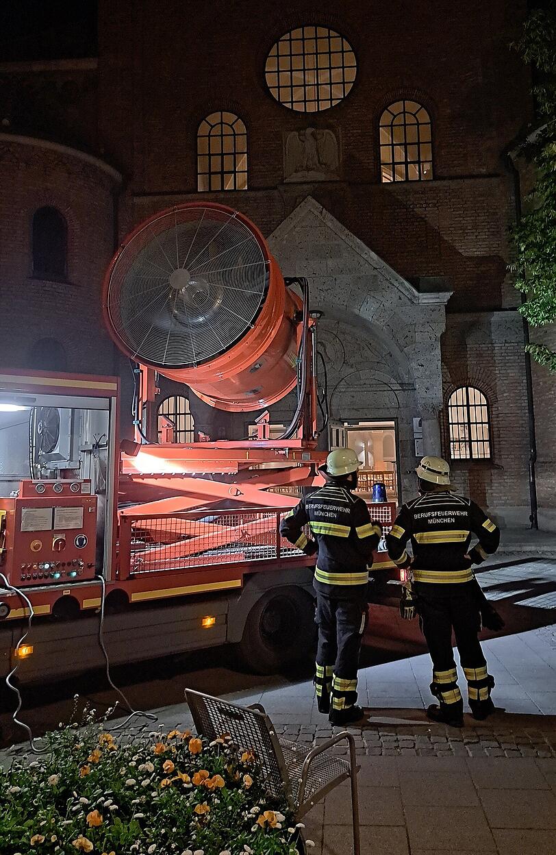 Zur Brandursache ermittelt die Polizei. Zur Brandursache ermittelt die Polizei.