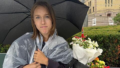 Cornelia Lillelien hat Blumen in Haralds Lieblingsfarbe ausgesucht, erz&auml;hlt sie.