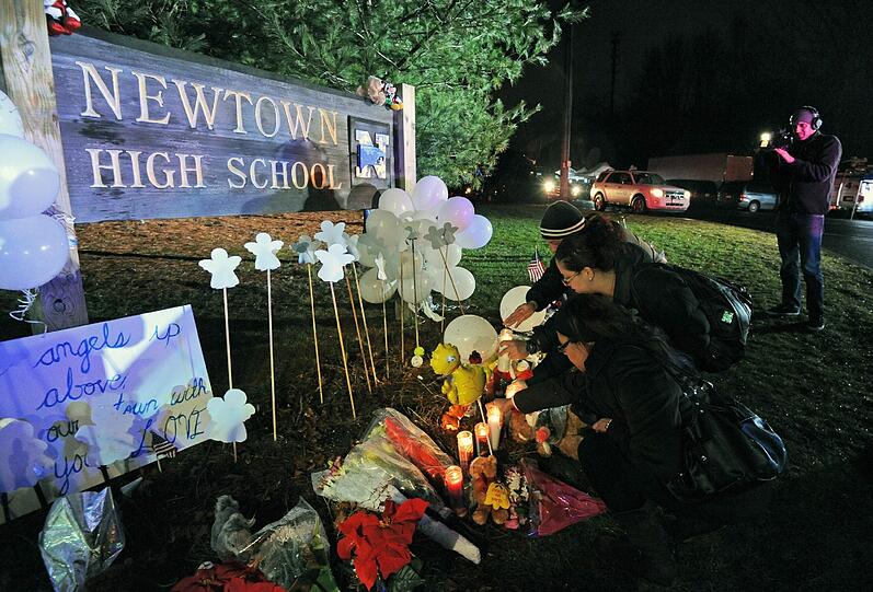 Eine Gedenkstätte für die Opfer vor der Highschool in Newtown.