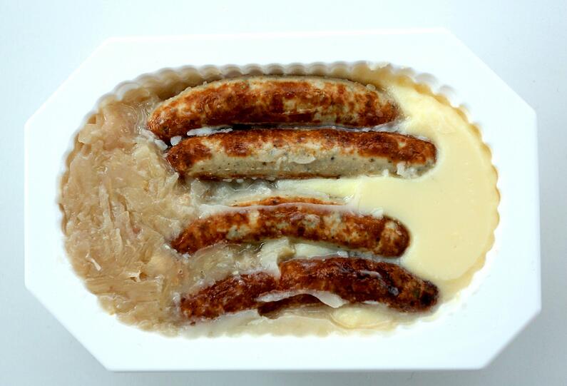 So schaut er aus, der &bdquo;Wiesn&rsquo;n Wirt&ldquo;: Das &bdquo;Schmankerl&ldquo; der Firma Meica &ndash; vier Rostbratwürstl mit Kraut und Püree.