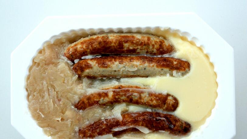 So schaut er aus, der „Wiesn’n Wirt“: Das „Schmankerl“ der Firma Meica – vier Rostbratwürstl mit Kraut und Püree. So schaut er aus, der „Wiesn’n Wirt“: Das „Schmankerl“ der Firma Meica – vier Rostbratwürstl mit Kraut und Püree.