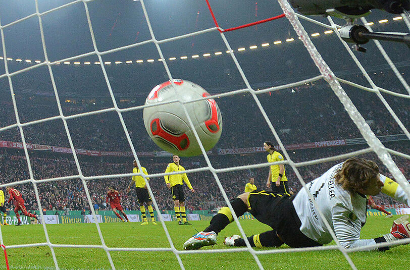 27. Februar 2013, DFB-Pokal: FC Bayern - Dortmund 1:0

Die bayerische Revanche glückt: Im Pokal-Viertelfinale bezwingt Heynckes' erstarktes Team durch ein Tor ausgerechnet von Robben den Titelverteidiger. Im vorgezogenen Endspiel gewinnen die Bayern - und dürfen endlich auch wieder in einem bedeutenden Wettbewerb jubeln.