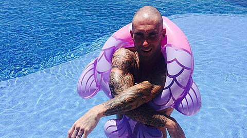 Wer hätte gedacht, dass es nur einen rosa Plastik-Fisch braucht, um Adam Levine einzufangen?
