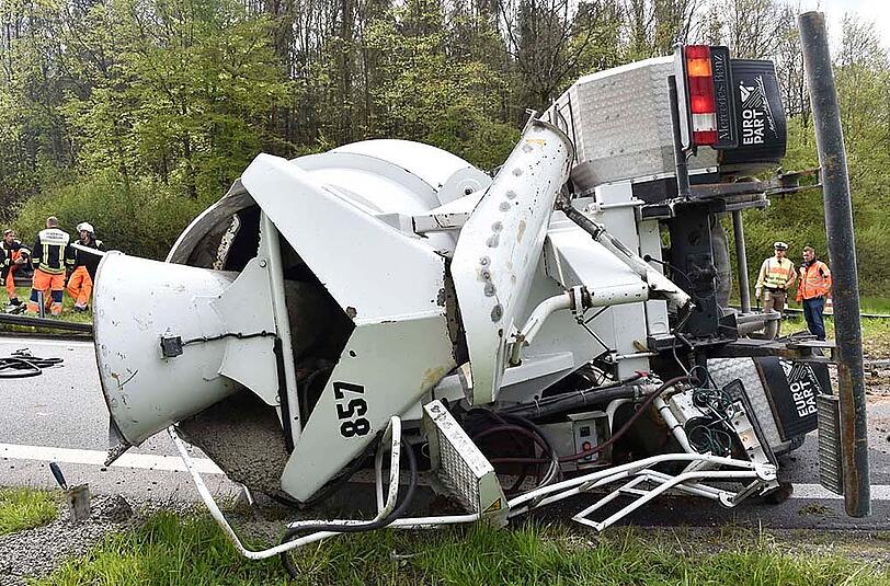 Etwa eine Stunde später - gleiche Autobahn, anderer Unfall: Ein Betonmischer war zu schnell unterwegs, kam von der Straße ab und kippte auf die Gegenfahrbahn.