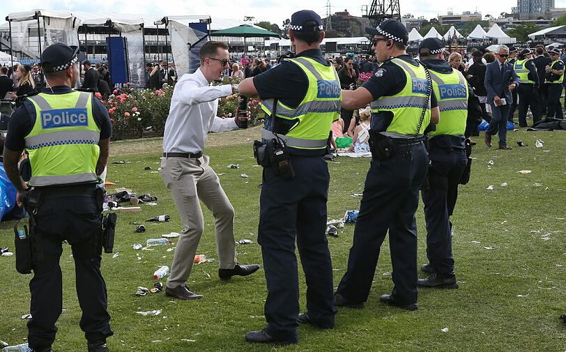 Da wurde das Galopprennen zur Nebensache: Die wilde Saufparty der Pferdefans beim Melbourne Cup in Australien.