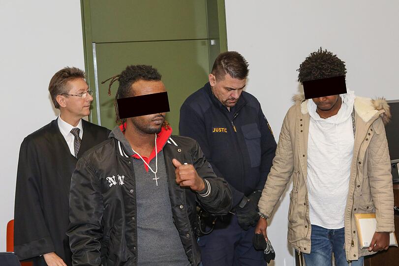 Zwei der drei Angeklagten vor Prozessbeginn.