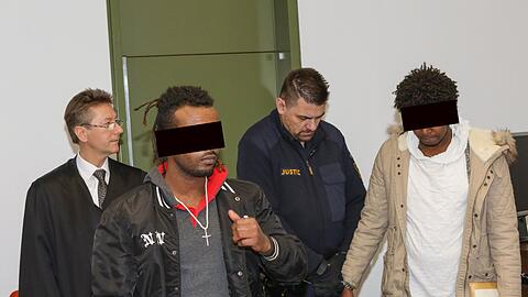 Zwei der drei Angeklagten vor Prozessbeginn.