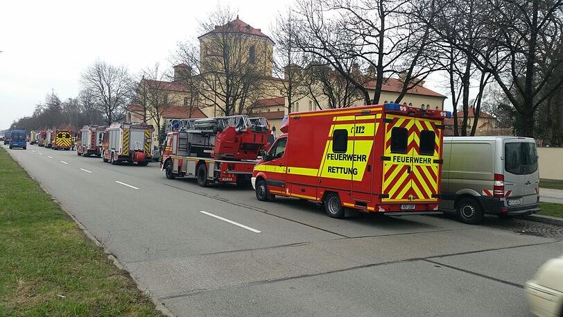 Die Einsatzkräfte sind mit einem Großaufgebot vor Ort: Neben Feuerwehr und Polizei ist auch das THW vor Ort.