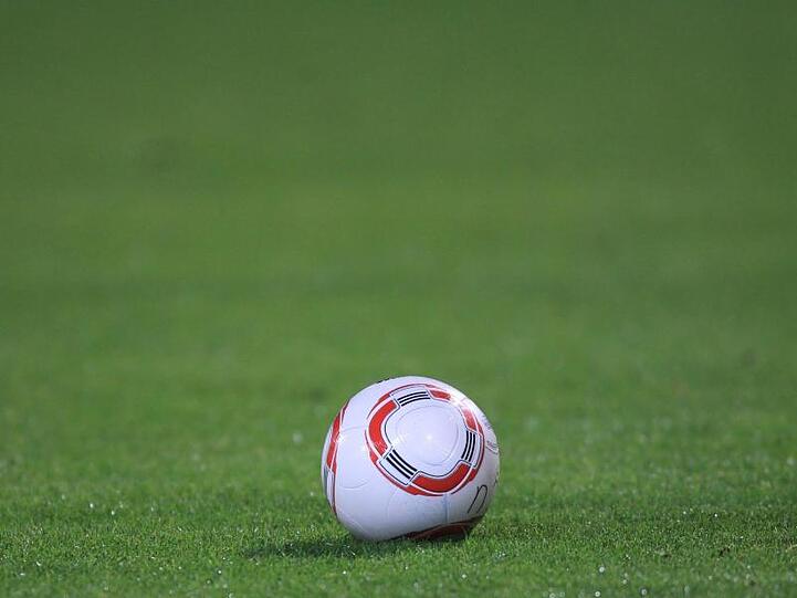 Ein Fussball liegt auf dem Rasen. Foto: picture alliance / dpa /Symbolbild