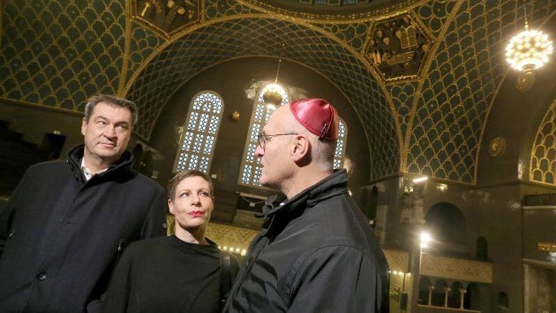 Markus Söder (CSU, l-r), Barbara Staudinger,, und Kurt Gribl (CSU), stehen in der großen Synagoge. Foto: Karl-Josef Hildenbrand/dpa