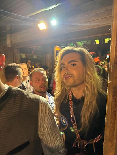 "Bill" steht auf Kaulitz' Ansteck-Herz "Bill" steht auf Kaulitz' Ansteck-Herz