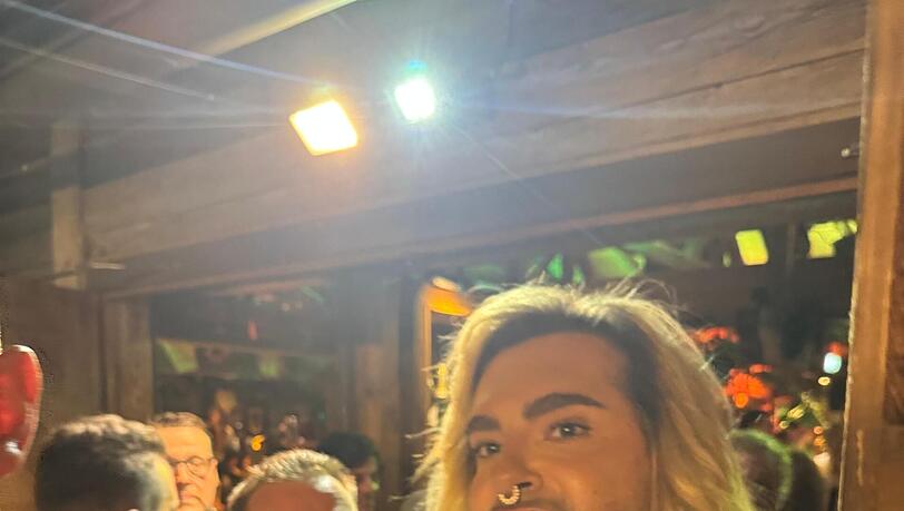 "Bill" steht auf Kaulitz' Ansteck-Herz "Bill" steht auf Kaulitz' Ansteck-Herz