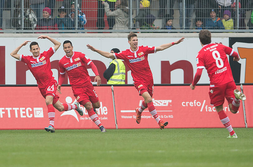 Der Berliner Torschütze Steven Skrzybski (l-r) und seine Mannschaftskameraden Bobby Shou Wood, Maximilian Thiel und Stephan Fürstner jubeln nach dem Tor zum 0:2.