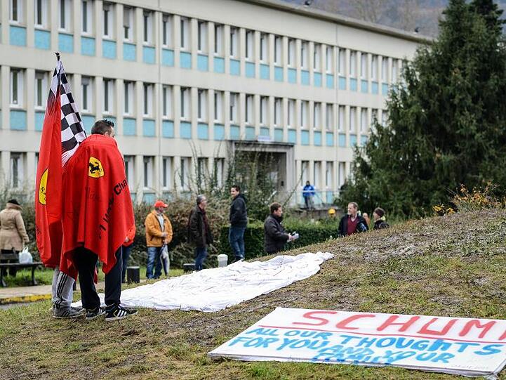 Formel-1-Fans im Januar 2014 vor dem Krankenhaus in Grenoble.