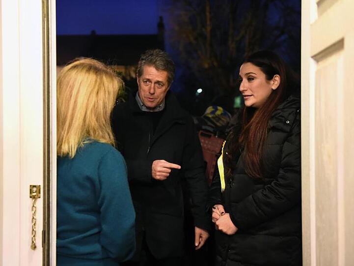 Hugh Grant (m.), mit Luciana Berger (r) von den Liberaldemokraten auf Wahlkampf-Tour.