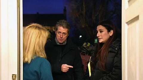Hugh Grant (m.), mit Luciana Berger (r) von den Liberaldemokraten auf Wahlkampf-Tour.
