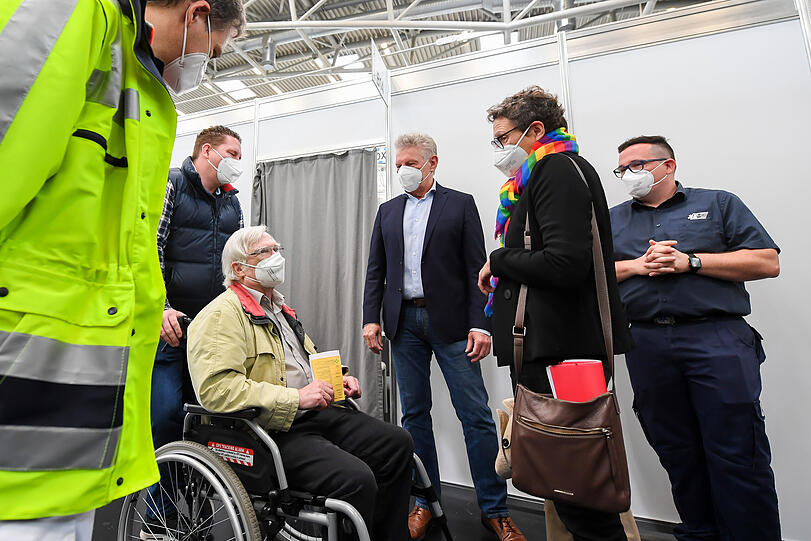 Oberbürgermeister Dieter Reiter und Gesundheitsreferentin Beatrix Zurek mit Dieter Buchner (70), der die 500.000 Impfung im Münchner Impfzentrum erhielt