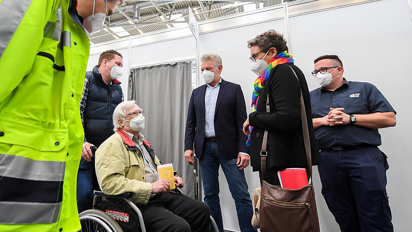 Oberbürgermeister Dieter Reiter und Gesundheitsreferentin Beatrix Zurek mit Dieter Buchner (70), der die 500.000 Impfung im Münchner Impfzentrum erhielt Oberbürgermeister Dieter Reiter und Gesundheitsreferentin Beatrix Zurek mit Dieter Buchner (70), der die 500.000 Impfung im Münchner Impfzentrum erhielt