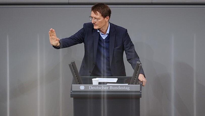 Gesundheitsminister Karl Lauterbach spricht bei der Orientierungsdebatte zu einer SARS-CoV-2-Impfpflicht im Bundestag.