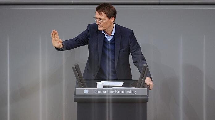 Gesundheitsminister Karl Lauterbach spricht bei der Orientierungsdebatte zu einer SARS-CoV-2-Impfpflicht im Bundestag.