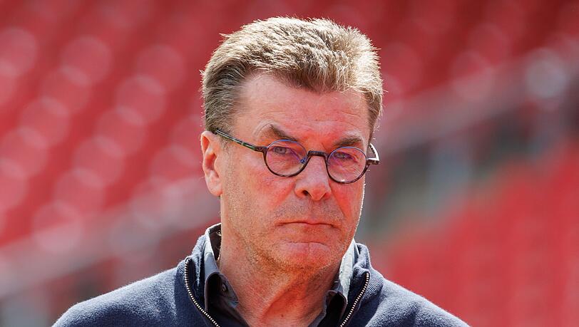 Der Nürnberger Trainer Dieter Hecking steht vor Spielbeginn auf dem Platz.