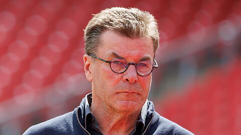 Der Nürnberger Trainer Dieter Hecking steht vor Spielbeginn auf dem Platz.
