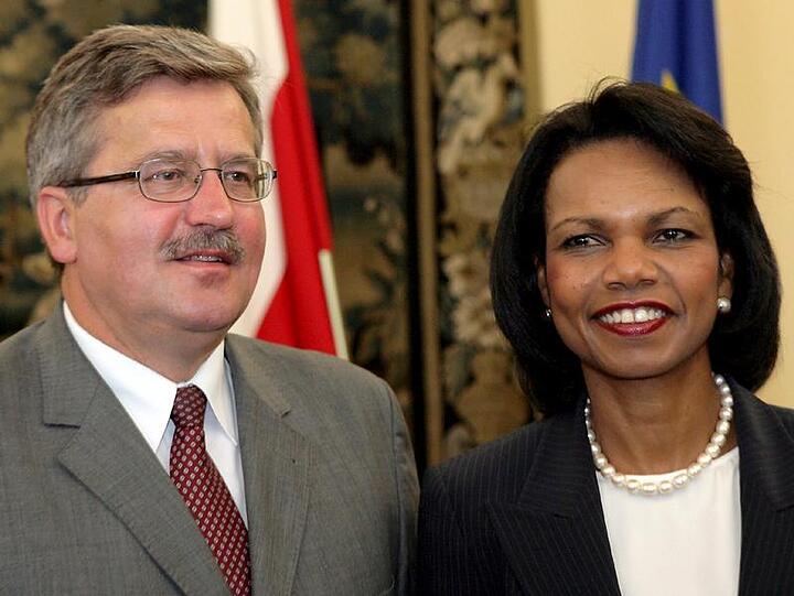Der polnische Parlamentssprecher Bronislaw Komorowski und US-Außenministerin Condoleezza Rice vor der Vertragsunterzeichnung in Warschau.