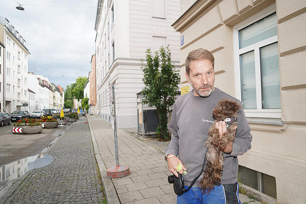 Franz Knobloch findet die fehlenden Parkplätze nervig. Aber er ist sich sicher: "Hund Foufou freut es, wenn kaum Autos fahren."