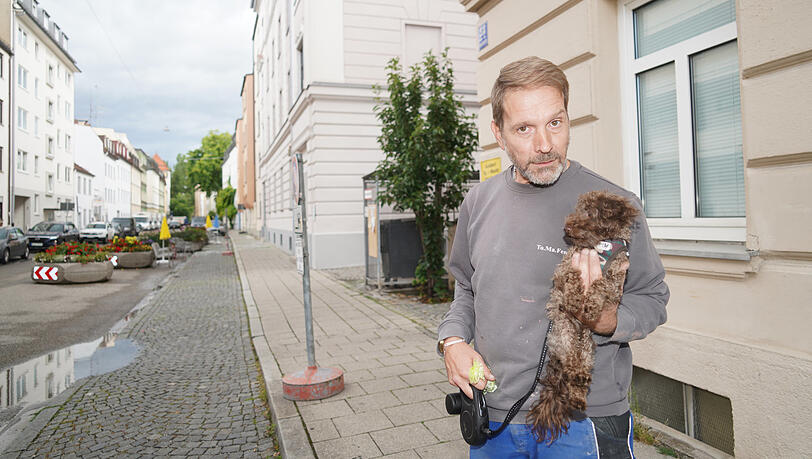 Franz Knobloch findet die fehlenden Parkplätze nervig. Aber er ist sich sicher: "Hund Foufou freut es, wenn kaum Autos fahren." Franz Knobloch findet die fehlenden Parkplätze nervig. Aber er ist sich sicher: "Hund Foufou freut es, wenn kaum Autos fahren."