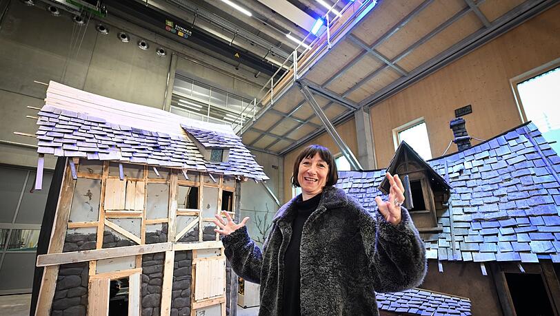Elisabeth Sobotka, Intendantin der Bregenzer Festspiele, steht vor Kulissenteilen für die romantische Oper.