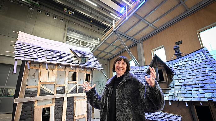 Elisabeth Sobotka, Intendantin der Bregenzer Festspiele, steht vor Kulissenteilen für die romantische Oper.
