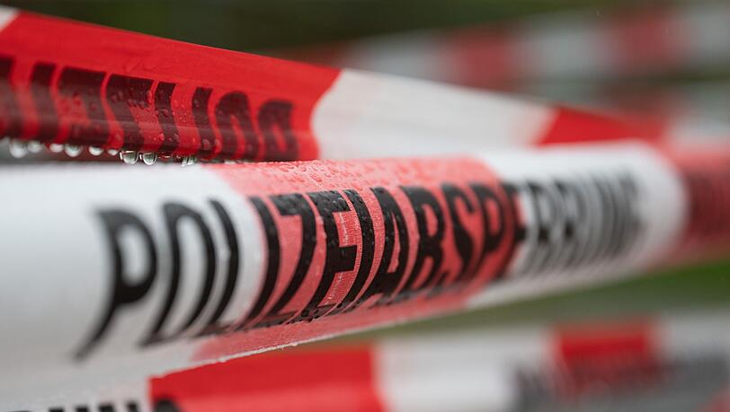 Die Polizei hat einen Einsatzort mit Flatterband abgesperrt.