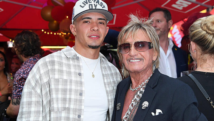 Bert Wollersheim (re.) kam mit seinem Sohn Alain Wollersheim zur großen Sommerparty von Olivia Jones. Ins Bett brachte ihn aber ein anderer junger Mann.