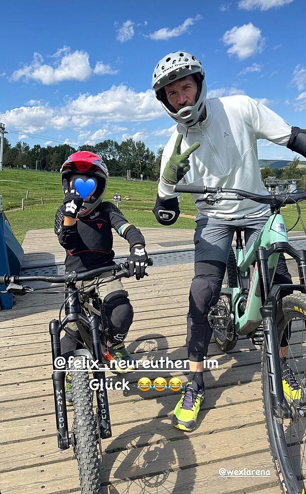 Leo und Felix Neureuther genießen die sportliche Auszeit im Bike-Park.