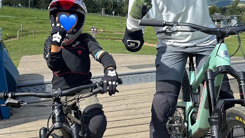 Leo und Felix Neureuther genießen die sportliche Auszeit im Bike-Park. Leo und Felix Neureuther genießen die sportliche Auszeit im Bike-Park.