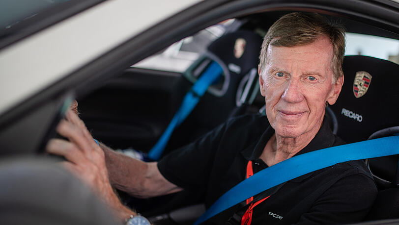 Rennfahrer Walter R&ouml;hrl in seinem "Element": einem Porsche 911 GT3 RS. Seit seiner aktiven Karriere im Motorsport ist die Rallye-Legende Markenbotschafter f&uuml;r Porsche.
