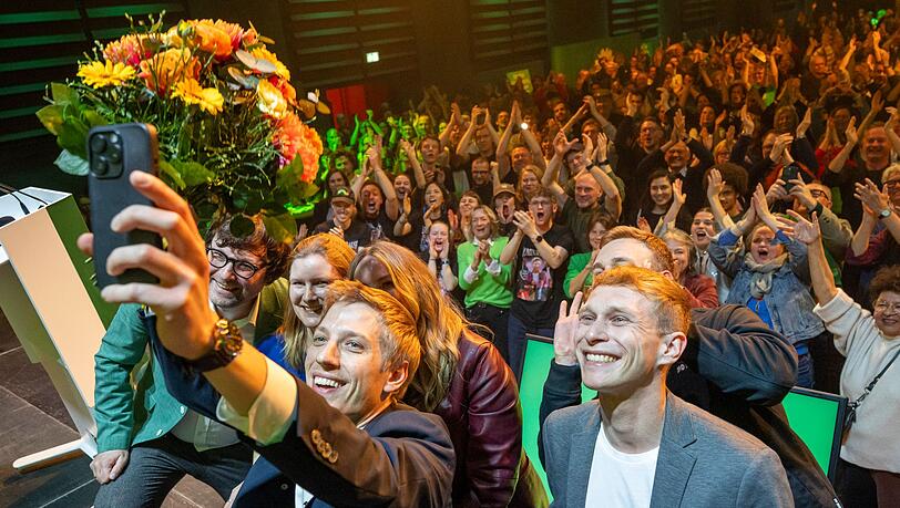 Der Moment des großen Jubels: Dieses Selfie wird Dominik Krause wohl nie löschen. Der Jubel der Grünen über das Ergebnis bei der Münchner Oberbürgermeisterwahl war in jedem Fall laut wie nie. Der Moment des großen Jubels: Dieses Selfie wird Dominik Krause wohl nie löschen. Der Jubel der Grünen über das Ergebnis bei der Münchner Oberbürgermeisterwahl war in jedem Fall laut wie nie.