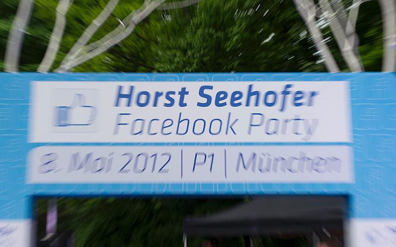 Seehofers Facebook-Party kann man getrost als gefloppt bezeichnen. Statt 2500 geladenen Gästen erschienen gerade mal 500. Böse Zungen behaupten, davon waren 150 Journalisten dabei. Die Bilder vom Event im Münchner P1