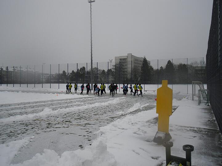 Hart , härter, Alexander Schmidt. Der Trainer des TSV 1860 schickte seine Jungs am Montagvormittag trotz klirrender Kälte, Schneeregen und schneebedeckten Trainingsplätzen raus zum Anschwitzen. Am Abend spielen die Löwen gegen den 1. FC Kaiserslautern. Die Bilder vom Matsch-Training