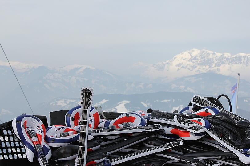 Die besten Bilder vom Turnier der "Snow Volleyball Tour 2013 powered by Amway" auf 1860 Metern Höhe in Wagrain/Österreich.