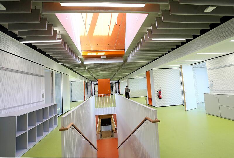 Farbenfrohe und helle Schule.