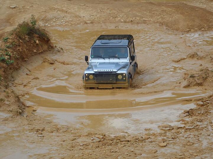 Kürprogramm mit Matsch-Fun: Nach den komplizierten Qualifizierungsaufgaben testen die Kandidaten die aktuellen Land Rover-Modelle im Gelände.