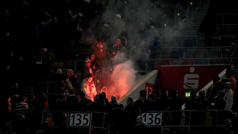 Kölner Fans werfen einen Feuerwerkskörper in den Düsseldorfer Fanbereich. Bei einem ähnlichen Vorfall im Februar 2014 wurden sieben Zuschauer verletzt. Der 1. FC Köln musste eine Strafe zahlen und fordert vom Böllerwerfer Schadenersatz. Kölner Fans werfen einen Feuerwerkskörper in den Düsseldorfer Fanbereich. Bei einem ähnlichen Vorfall im Februar 2014 wurden sieben Zuschauer verletzt. Der 1. FC Köln musste eine Strafe zahlen und fordert vom Böllerwerfer Schadenersatz.