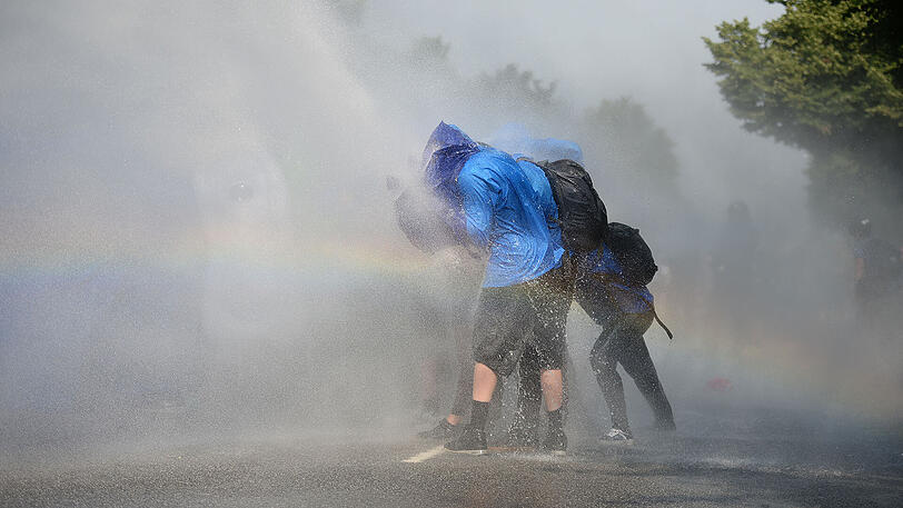Die Polizei räumt am Freitagvormittag eine Sitzblockade von Demonstranten im Hamburger Schanzenviertel, unter anderem sind auch Wasserwerfer im Einsatz.