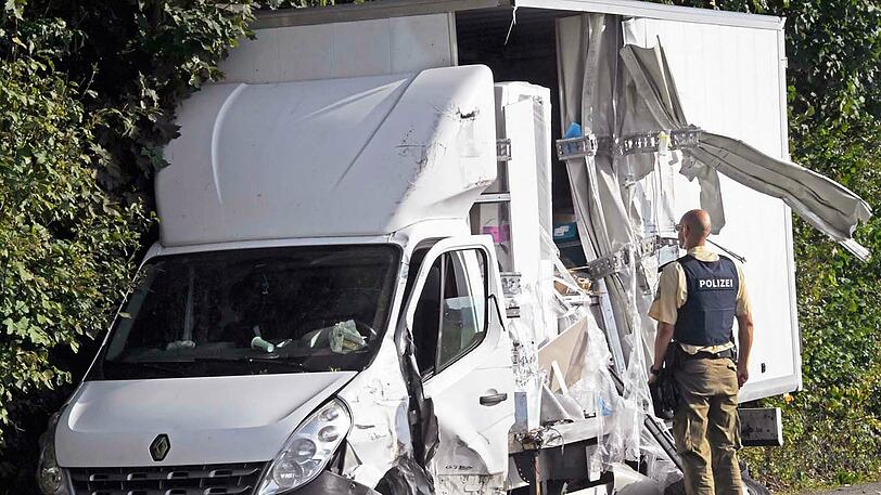Beide Fahrzeuge sind vollkommen zerstört. Die Bilder vom Unfallort in Baiernrain.