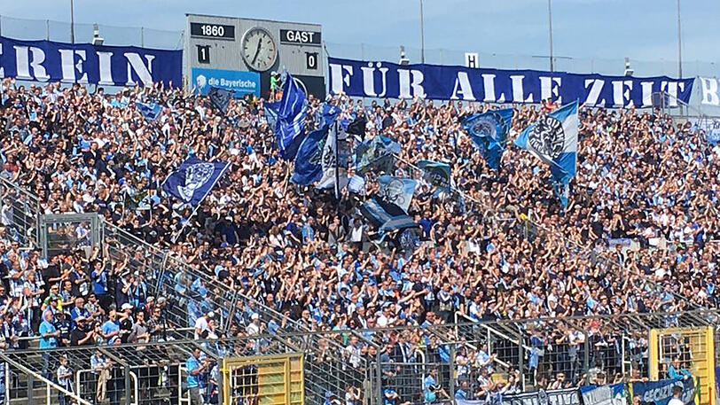 Hier wird es auch im Relegationsrückspiel gegen den 1. FC Saarbrücken rappelvoll: Fans des TSV 1860 in der Westkurve des Grünwalder Stadions.