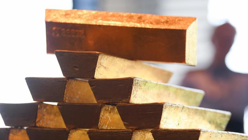 Große politische Risiken und die andauernde globale Wachstumsschwäche treiben die Anleger zunehmend in als sicher empfundene Anlagen. Davon profitiert auch der Goldpreis. Große politische Risiken und die andauernde globale Wachstumsschwäche treiben die Anleger zunehmend in als sicher empfundene Anlagen. Davon profitiert auch der Goldpreis.