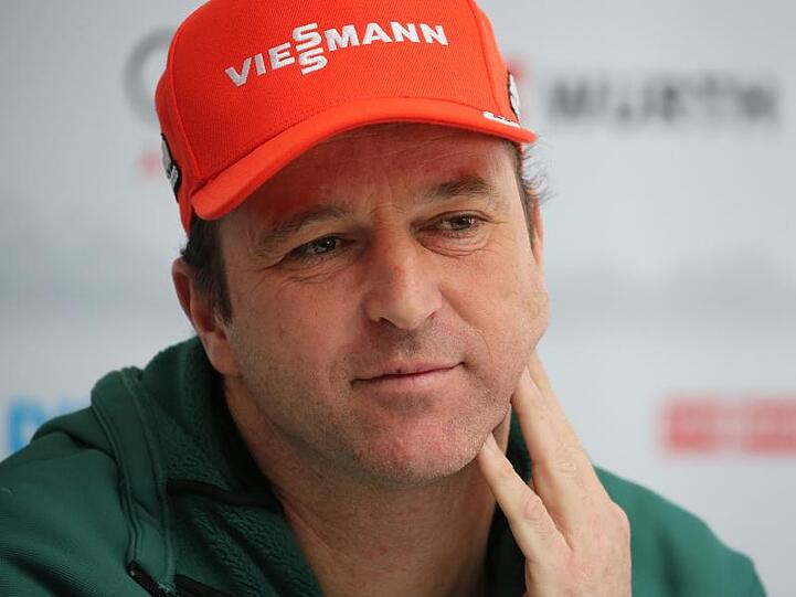 Werner Schuster, Bundestrainer der deutschen Skispringer gibt eine Pressekonferenz. Foto: Karl-Josef Hildenbrand
