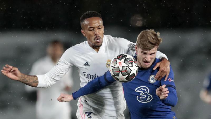 Chelseas Timo Werner (r) kämpft um den Ballbesitz gegen Real Madrids Eder Militao. Chelseas Timo Werner (r) kämpft um den Ballbesitz gegen Real Madrids Eder Militao.